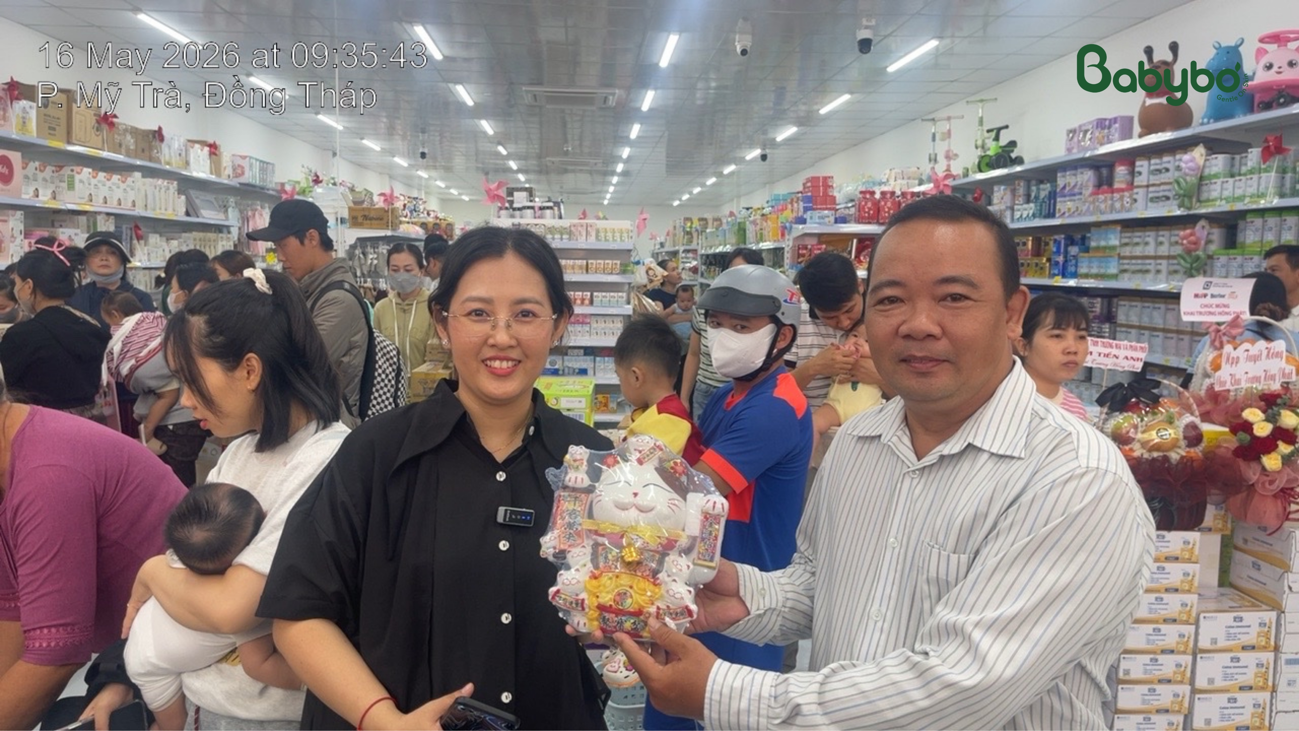 Đại diện thương hiệu Babybơ tặng quà nhân ngày khai trương shop.