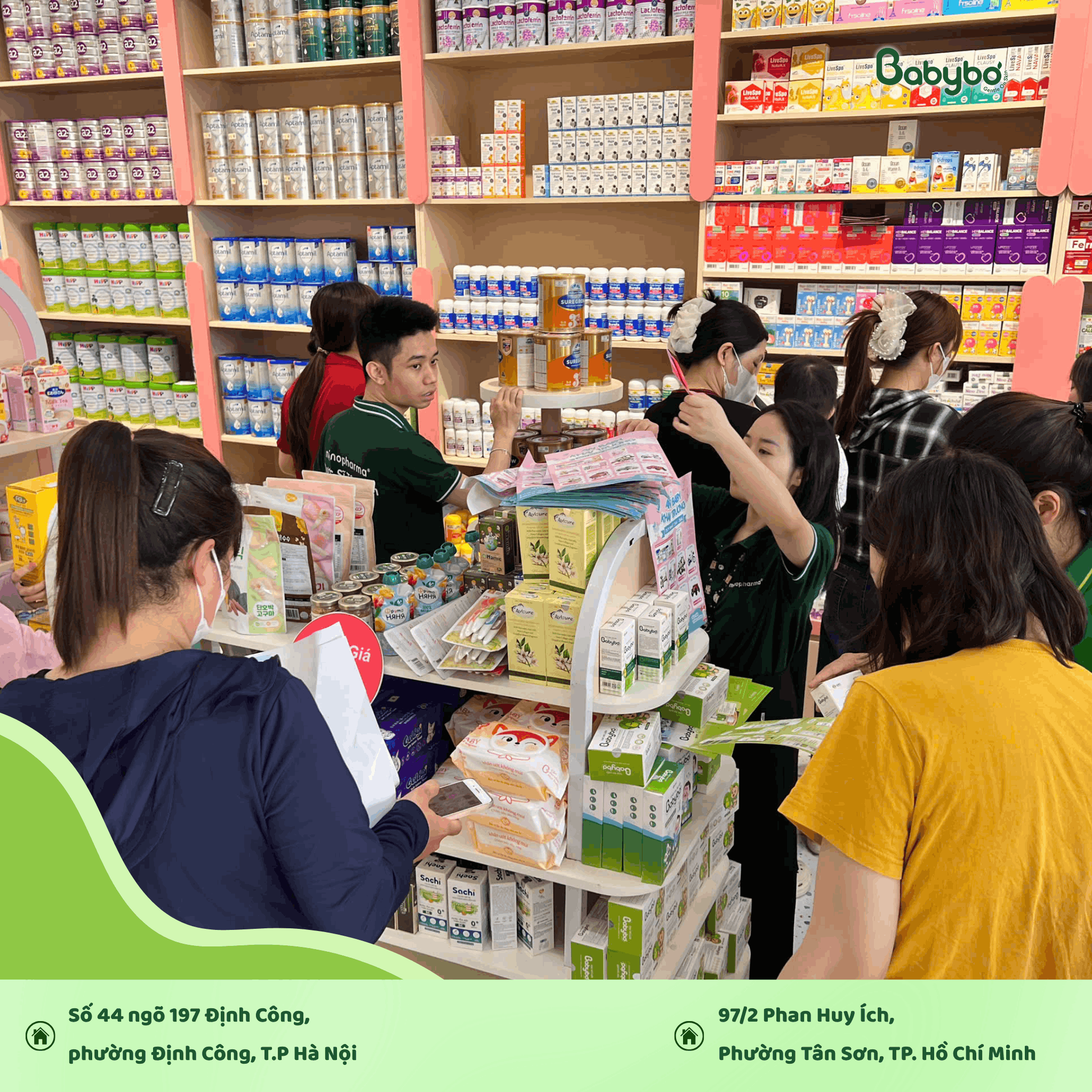 Khách hàng đọc tài liệu sản phẩm Babybơ.