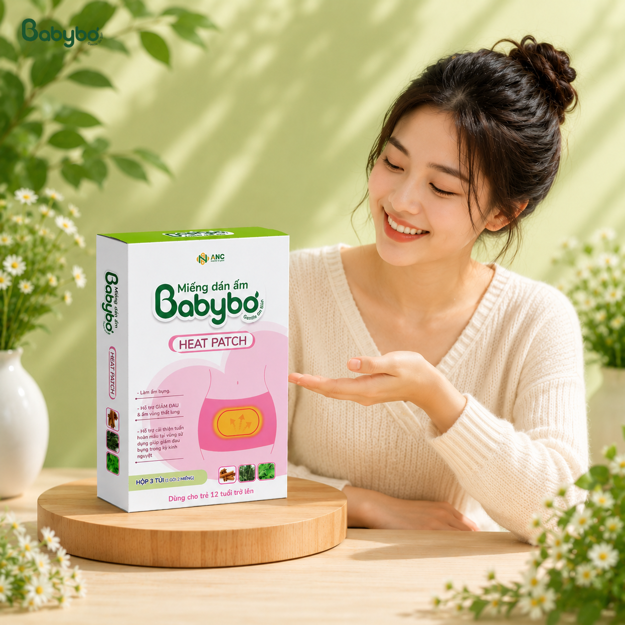 Người phụ nữ hạnh phúc bên sản phẩm miếng dán ấm Babybơ Heat Patch, minh họa trải nghiệm thoải mái và tiện lợi khi sử dụng.