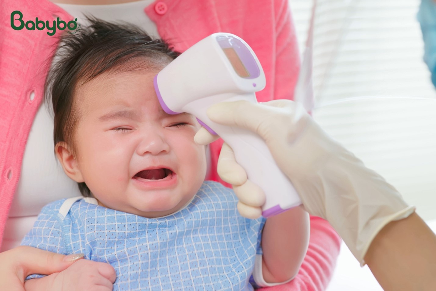 Bé sốt cao, quấy khóc liên tục – Mom cần theo dõi thân nhiệt và hạ sốt đúng cách