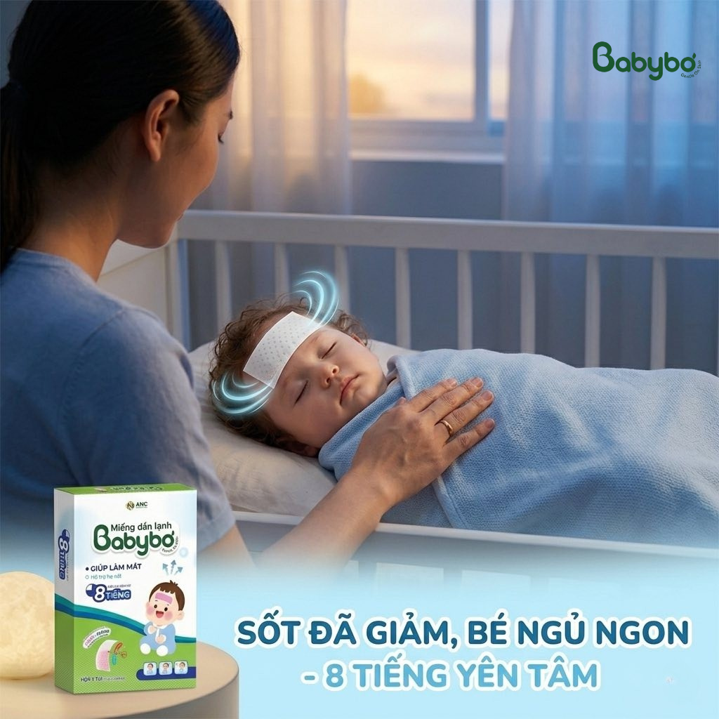 Mẹ chăm bé đang ngủ với miếng dán lạnh BABYBƠ hỗ trợ hạ sốt.