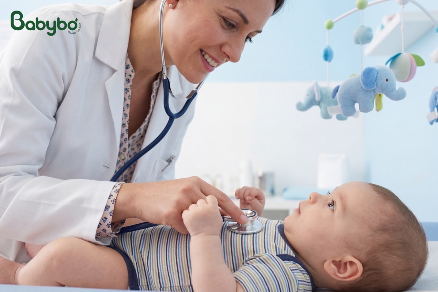 Khi trẻ sốt cao kéo dài, lừ đừ hoặc khó hạ sốt, cha mẹ nên đưa bé đến cơ sở y tế để được thăm khám kịp thời.