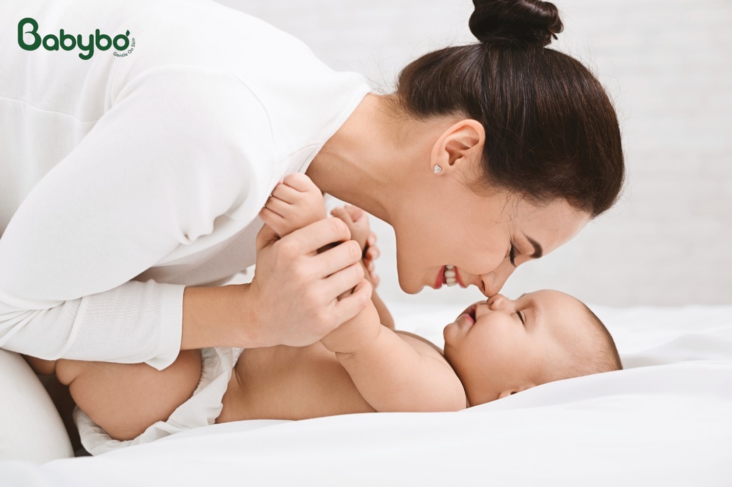 Những cái ôm và sự vỗ về của mẹ luôn là “liều thuốc dịu lành” giúp bé an tâm hơn mỗi khi mệt.