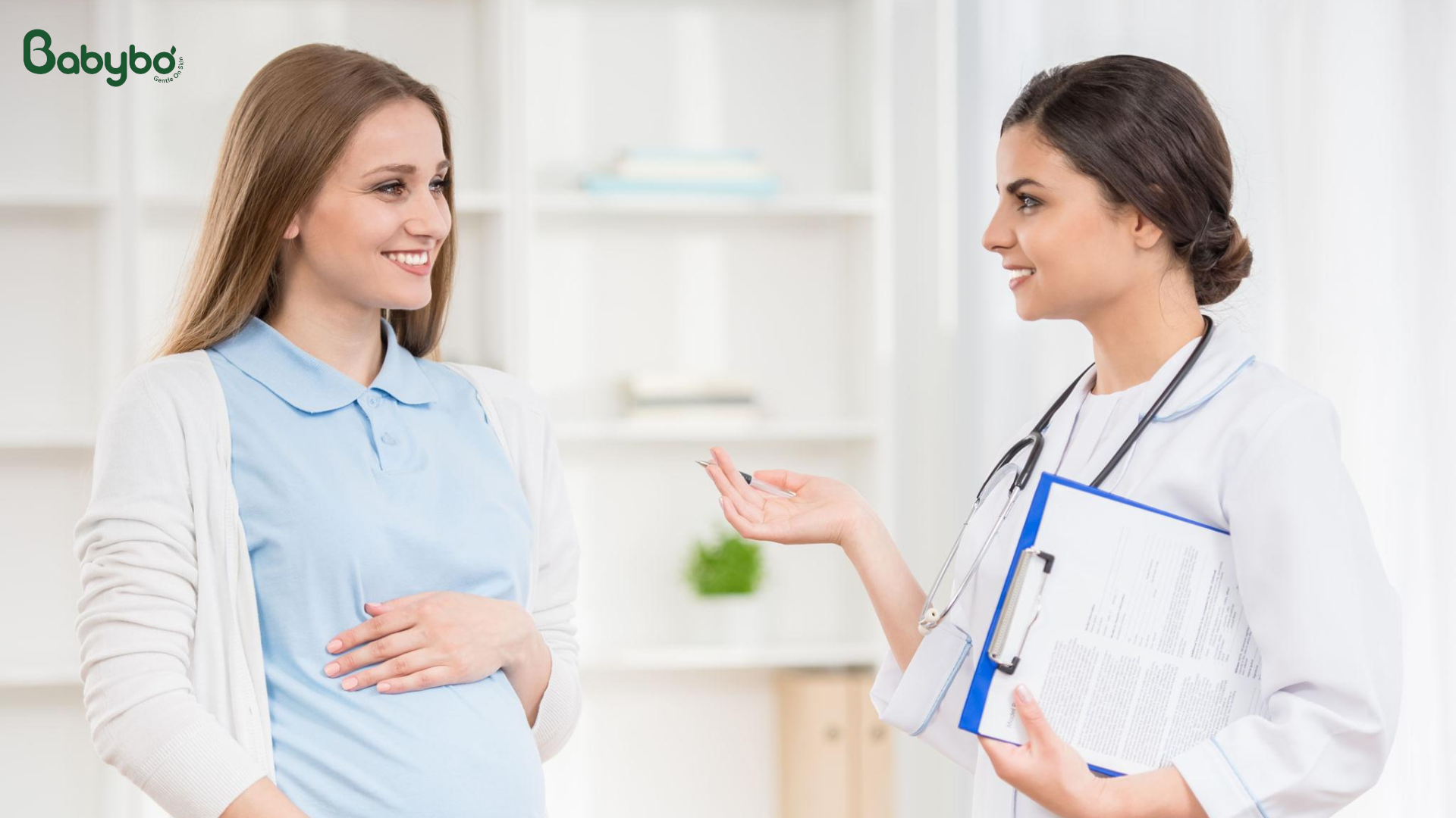 Mẹ bầu trao đổi với bác sĩ về tình trạng ngứa da và rạn da trong thai kỳ