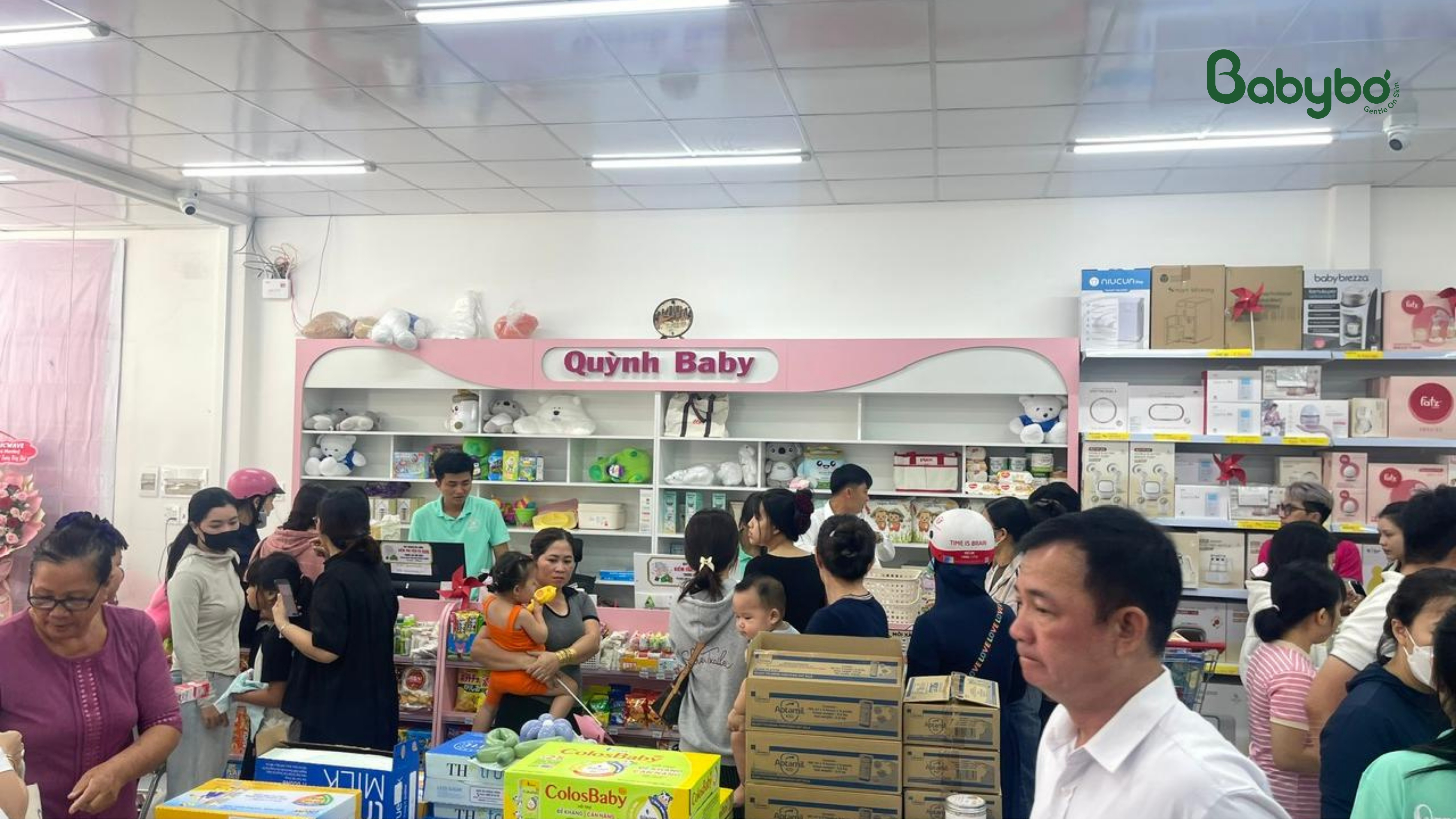 Không khí ngày khai trương tại shop Quỳnh Baby.