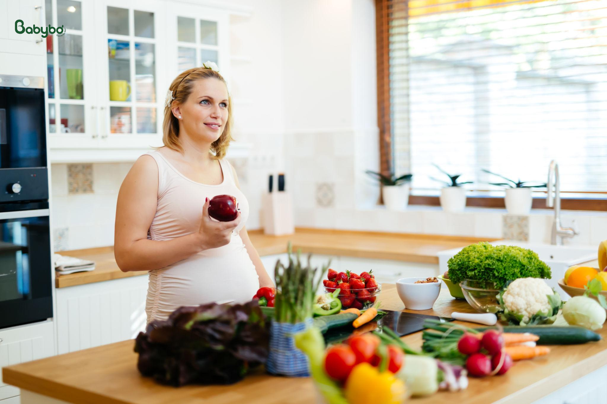 Mẹ bầu bị rạn da nên làm gì? Chăm sóc và dưỡng ẩm da bụng từ sớm để hạn chế rạn da khi mang thai.